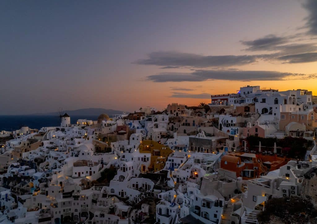 cosa vedere fare visitare a Santorini drone Oia spiagge grecia