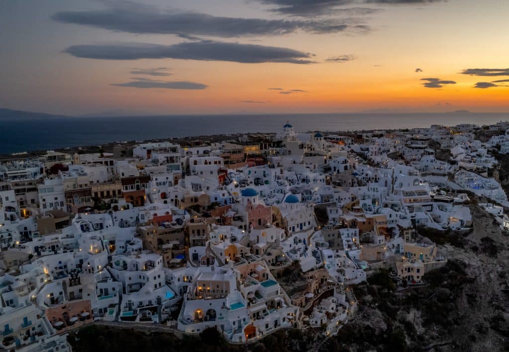 cosa vedere fare visitare a Santorini drone Oia spiagge grecia