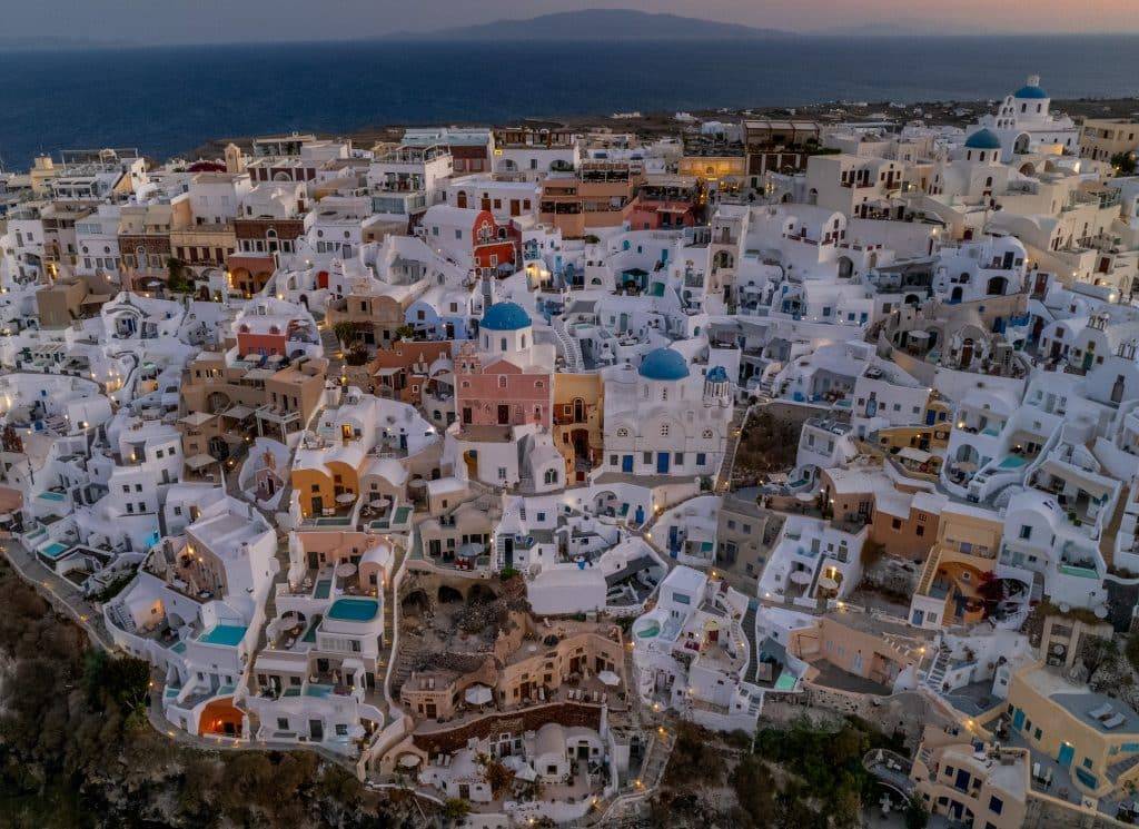 cosa vedere fare visitare a Santorini drone Oia spiagge grecia