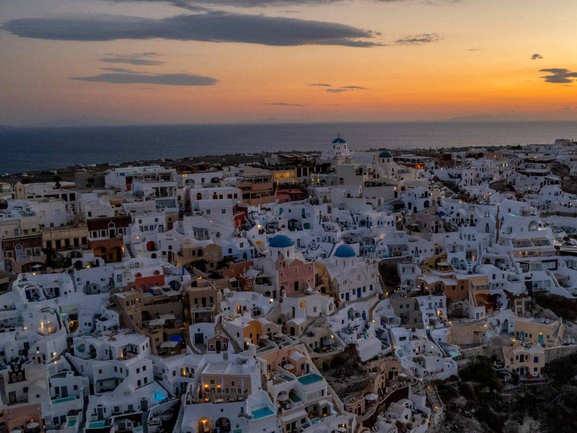 cosa vedere fare visitare a Santorini drone Oia spiagge grecia