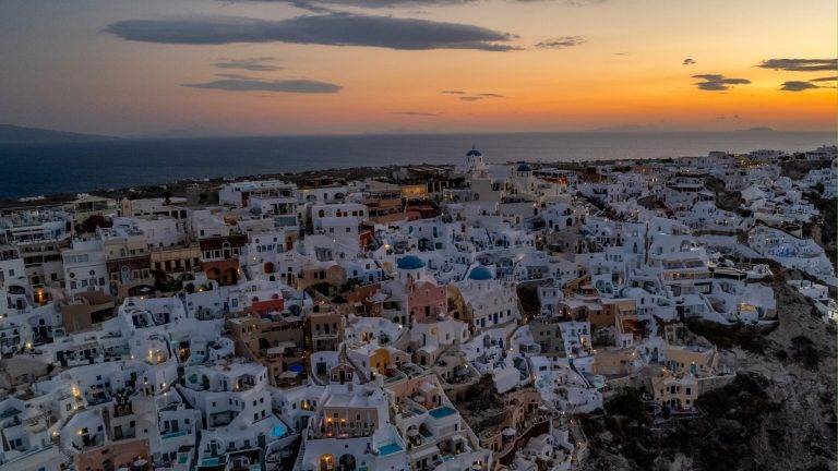 cosa vedere fare visitare a Santorini drone Oia spiagge grecia