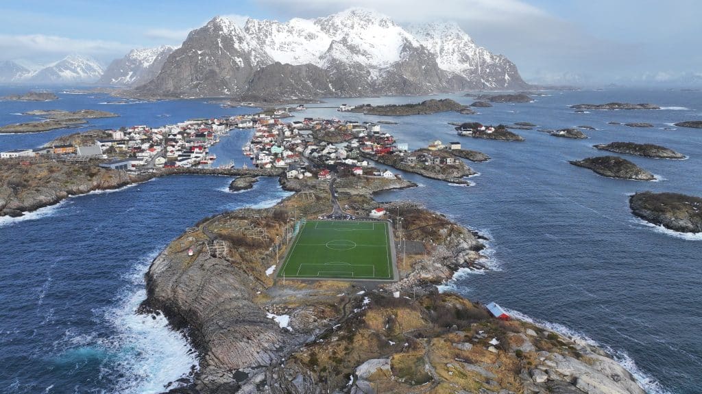 Henningsvær Stadion campo da calcio Isole Lofoten islands stadium cosa vedere fare drone laws football