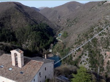 ponte tibetano più alto d'europa umbria italia perugia foligno rasiglia sellano visitare visit cosa fare vedere costo prezzi ticket biglietto