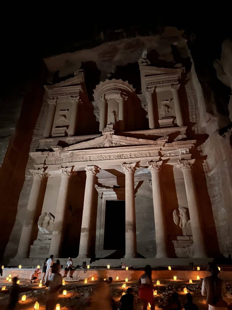 cosa vedere a Petra visitare fare by night notte Giordania viaggio idee e consigli suggerimenti itinerario costo prezzi