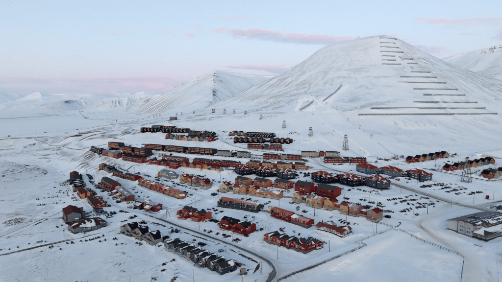 Longyearbyen Isole Svalbard la città più a nord del mondo drone assicurazione laws rules