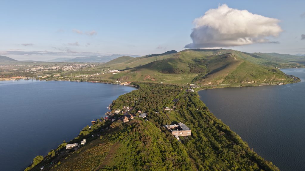 lago sevan lake monastero armenia enontheroad