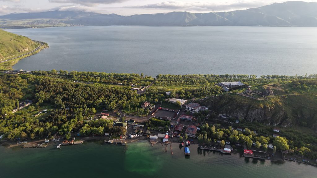 lago sevan lake monastero armenia enontheroad